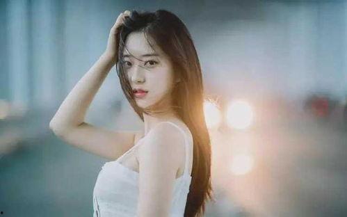女人在你面前脱丝袜,女性在你面前的瞬间风情